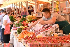 Подсобные хозяйства, семейные пасеки, домашние пекарни. Кто представлен на ярмарках выходного дня в Алматы