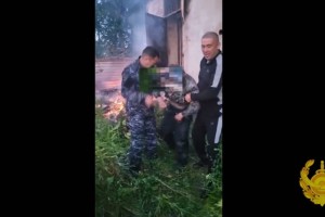 Полицейские спасли мужчину из горящего здания в Костанайской области