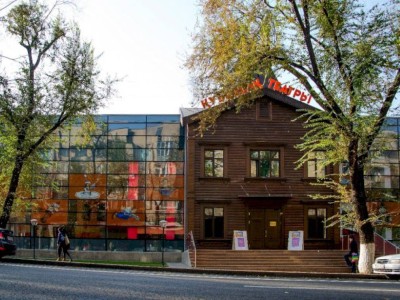 
                    Актеры алматинского театра вакцинировались от COVID-19 всем коллективом
                