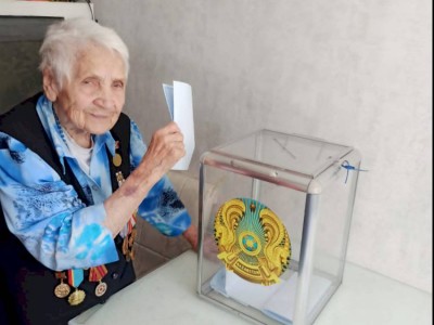 
                    100-летняя жительница Алматы не боится перемен и голосует за Новый Казахстан
                