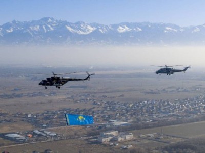
                    В небе над Алматы подняли Государственный флаг Казахстана
                