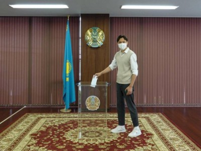 
                    Самым первым избирателем стал Алижан Салиев
                