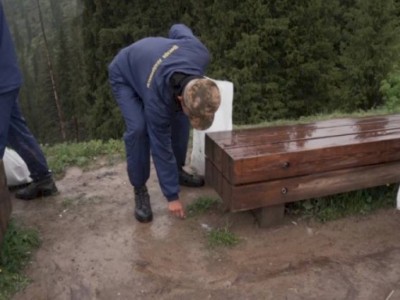 
                    Активисты провели в горах Алматы экологическую акцию в поддержку референдума
                