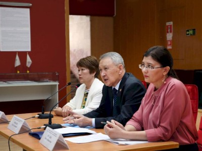 
                    Начало большого пути: искусствоведы обсудили изменения, которые предлагается внести в Конституцию РК
                