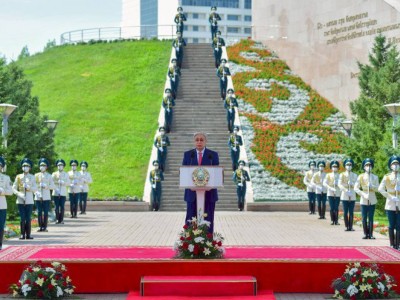 
                    Президент принял участие в церемонии поднятия флага Казахстана
                
