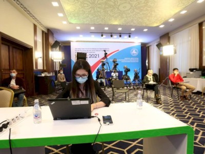 
                    Какова роль гражданского общества в избирательном процессе?
                