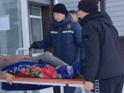 
                    Женщину с переломами отвезли к врачам в пургу костанайские спасатели 
                