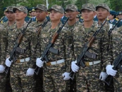 
                    Токаев подписал закон о государственных образовательных грантах солдатам
                