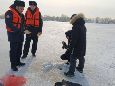 
                    Как определить опасные места на водоемах в зимний период
                