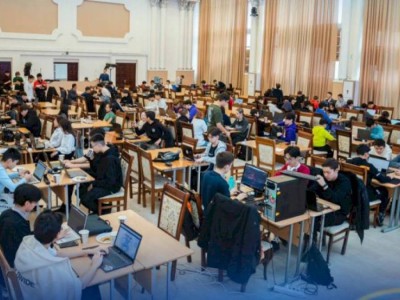 
                    Учитель математики из ВКО организовывает бесплатный хакатон для школьников
                