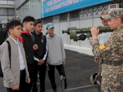 
                    Алматинские школьники посетили военный вуз
                