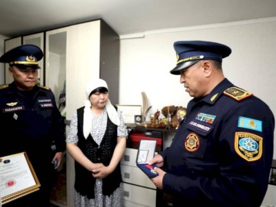 
                    Матери погибшего в Алматы пожарного вручили орден «Айбын»
                