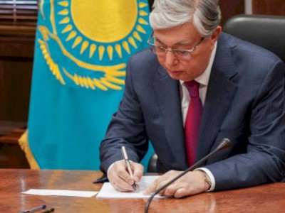 
                    Президент РК ратифицировал протокол по защите Каспия от загрязнения
                