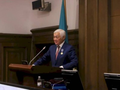 
                    Бердибеку Сапарбаеву вручили медаль «Еңбек ардагері»
                