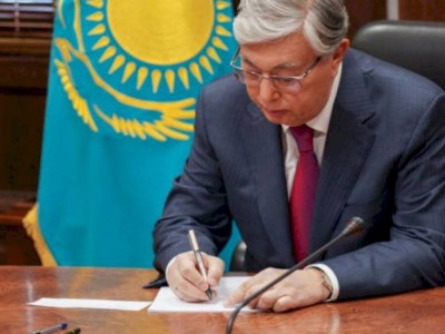 
                    В МЧС РК поделились видеозаписью с экшн-камеры огнеборца по время тушения пожара
                
