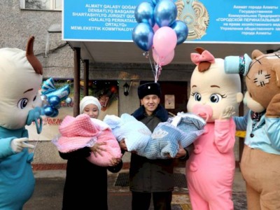 
                    В семье алматинского пожарного родилась тройня
                