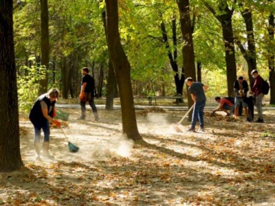 
                    Благодарность за гостеприимство: в канун Дня Республики россияне организовали массовый субботник в Шымкенте
                