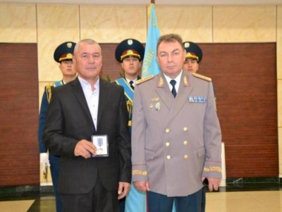 
                    Акмолинца, спасшего двоих детей при пожаре, наградили в МЧС
                