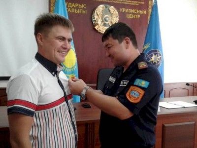
                    В Актау наградили мужчину за спасение едва не утонувших девочек
                