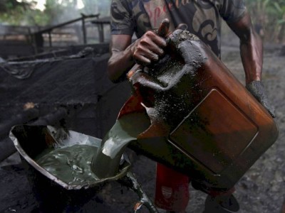
                    В Мангистауской области незаконных добытчиков нефти  оштрафовали на 70 млн тенге
                