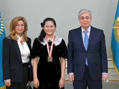 
                    Касым-Жомарт Токаев поздравил шахматистку Бибисару Асаубаеву с наградой
                