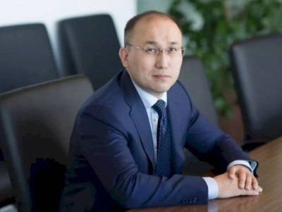 
                    Даурен Абаев удивил пауэрлифтеров поднятием 100-килограммовой штанги
                