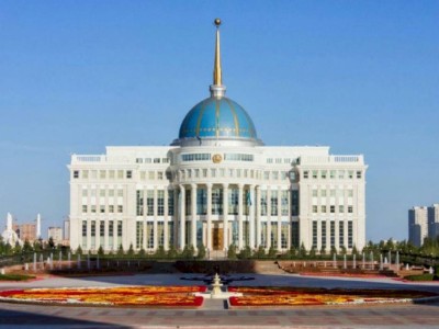 
                    Каково символическое значение скульптур в центральном холле резиденции «Акорда»
                