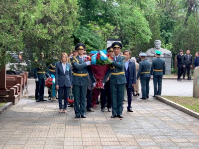 
                    В Алматы возложили цветы к памятнику Неизвестного солдата
                