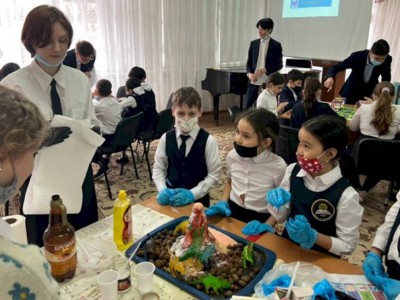 
                    Алматинские школьники попробовали себя, участвуя в STEM-фестивале
                