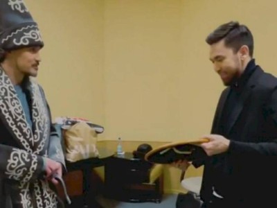 
                    Дима Билан получил в подарок от Amre казахский чапан
                