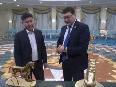 
                    3D-картина, мини-автобус и ахалтекинский скакун – какие подарки дарят Главе государства
                
