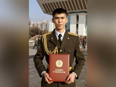 
                    Пожарный из Алматы удостоен государственной награды за спасение человека
                