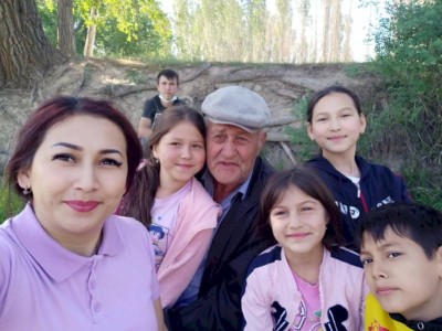 
                    Женщина-полицейский усыновила четырех детей и их дедушку
                