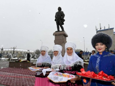 
                    В Алматинской области открыли памятник Мукагали Макатаеву
                