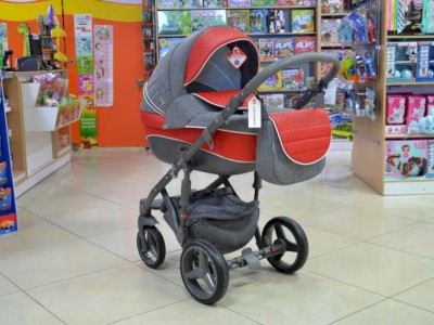 
                    Двухмиллионной жительнице Алматы подарили коляску
                