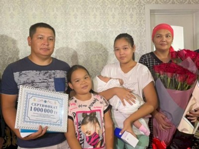 
                    Родителям 19-миллионной жительницы Казахстана подарили миллион тенге
                