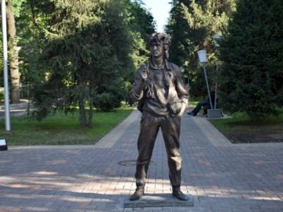 
                    В Алматы случайно снесли памятник Виктору Цою
                