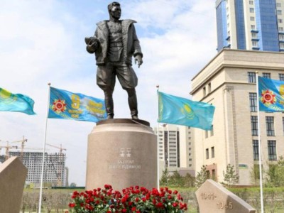 
                    В Нур-Султане установлен памятник легендарному военному летчику
                