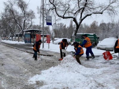 
                    Работы по устранению последствий снегопада продолжаются в Алматы
                