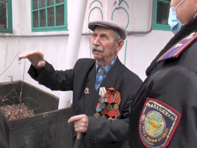 
                    Алматинские полицейские помогли ветерану ВОВ с разгрузкой угля
                