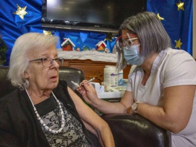 
                    Первой вакцинированной от коронавируса в Канаде стала 89-летняя Жизель Левек
                