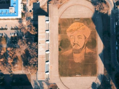 
                    Алматинские студенты выложили осенними листьями огромный портрет аль-Фараби
                