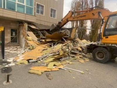 
                    После жалоб горожан незаконную пристройку снесли в Алматы
                