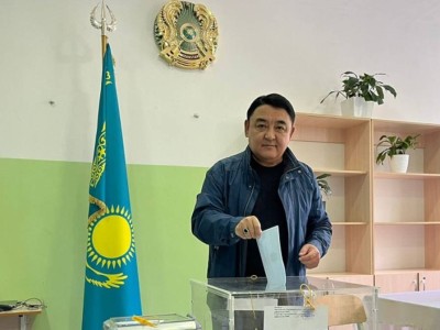 
                    Заслуженный деятель Казахстана Далел Уашев проголосовал на референдуме в Алматы
                