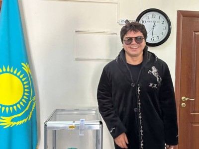 
                    Солист группы «МузАРТ» Кенжебек Жанабилов проголосовал в Алматы
                