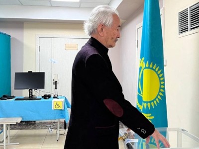 
                    Писатель Смагул Елубаев проголосовал на референдуме в Алматы
                
