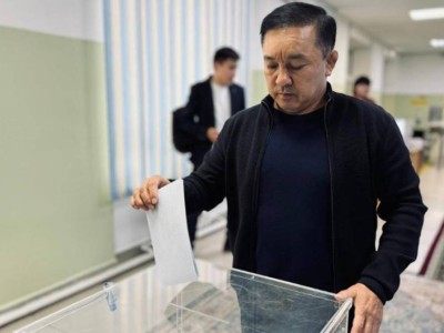 
                    11-кратный чемпион Казахстана, призер Олимпиады Маулен Мамыров проголосовал в Талдыкоргане
                