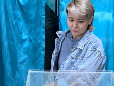 
                    Мастер спорта по паратанцам проголосовала на референдуме в Алматы
                