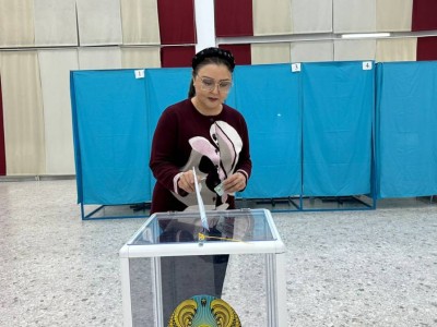 
                    Заслуженные деятели, ученые и музыканты: кто голосует на референдуме в Алматы
                