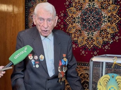 
                    100-летний ветеран ВОВ проголосовал на референдуме в Алматы
                